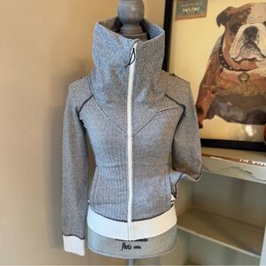 Lululemon Be Present Jacket
Heathered Herringbone Heathered Black White